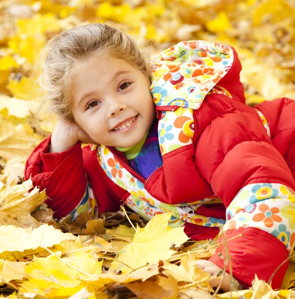 Child in autumn park. — Stock Photo, Image