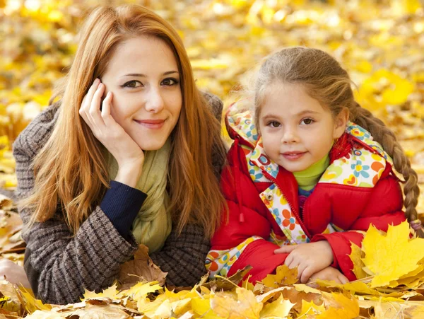 Moeder en dochter in het herfstgeel park — Stockfoto