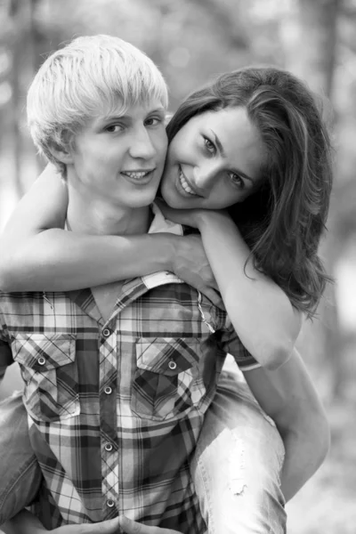 Fiatal tini pár a parkban. fotó fekete-fehér stílusban. — Stock Fotó