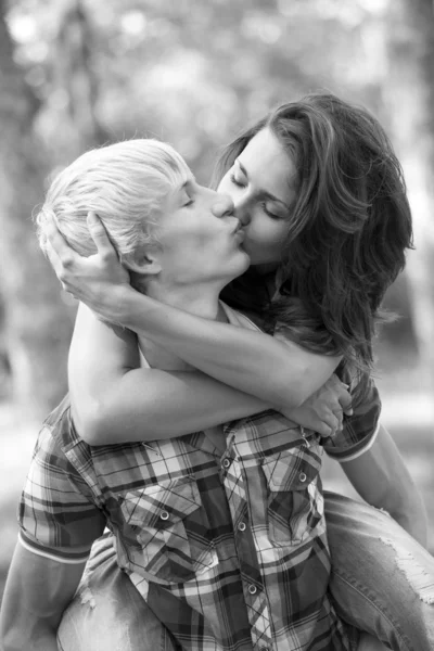Jovem casal adolescente no parque. Foto em estilo preto e branco . — Fotografia de Stock