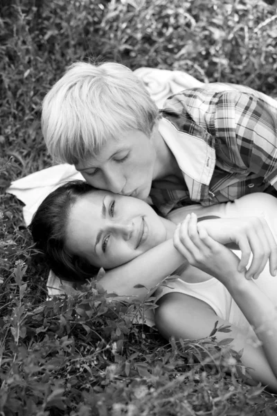 公園で若い 10 代のカップル。黒と白のスタイルの写真. — ストック写真
