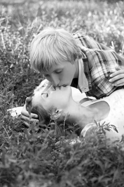 Jovem casal adolescente no parque. Foto em estilo preto e branco . — Fotografia de Stock