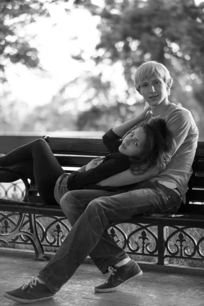 Giovane coppia sulla panchina in strada . — Foto Stock