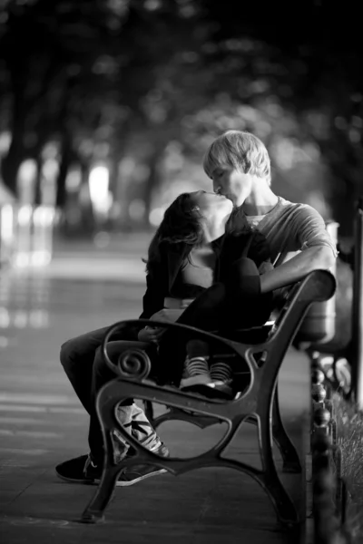 Giovane coppia sulla panchina in strada . — Foto Stock