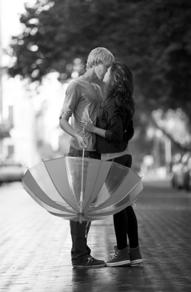 Jeune couple dans la rue de la ville avec parasol — Photo