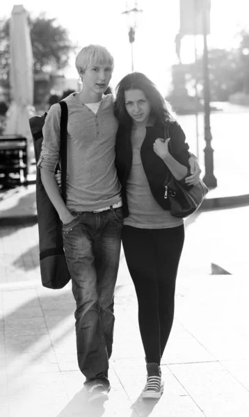 都市の路上で若いカップル. — ストック写真