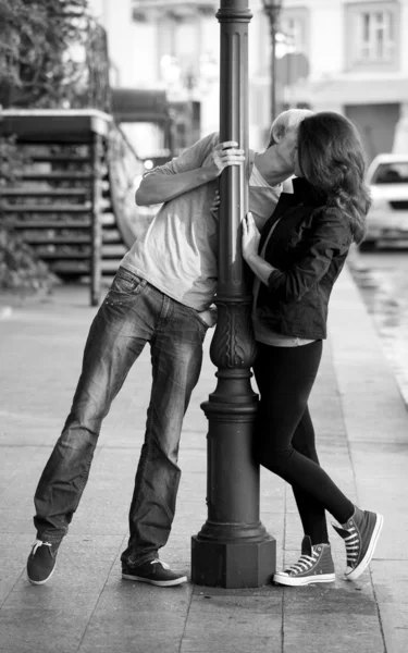 若いカップルが路上でキス — ストック写真