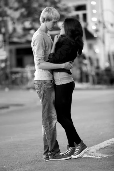 Νεαρό ζευγάρι φιλιά στο δρόμο — Φωτογραφία Αρχείου