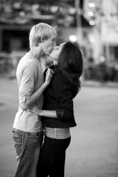 Молода пара цілується на вулиці — стокове фото