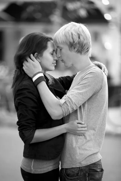 Giovane coppia baciare sulla strada — Foto Stock