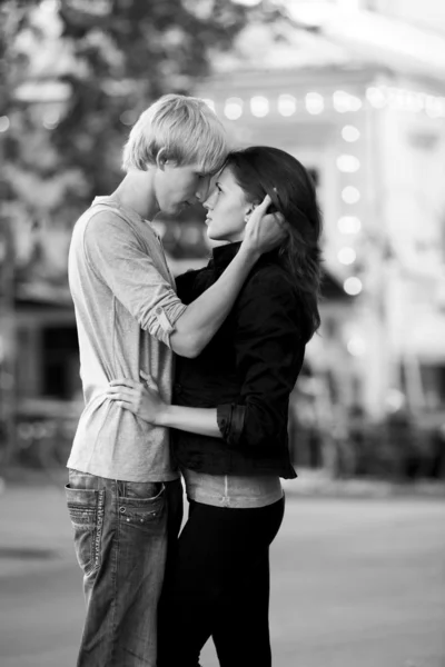 若いカップルが路上でキス — ストック写真