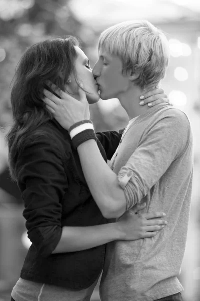 Genç bir çift sokakta öpüşme — Stok fotoğraf