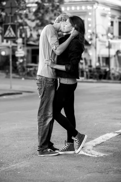 Fiatal pár csók az utcán — Stock Fotó