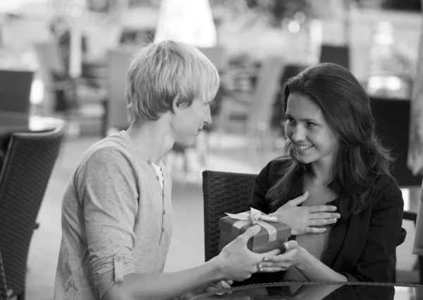 De jonge man en meisje in het café — Stockfoto