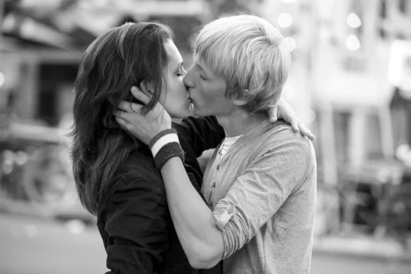 Young couple kissing on the street — Stock Photo, Image