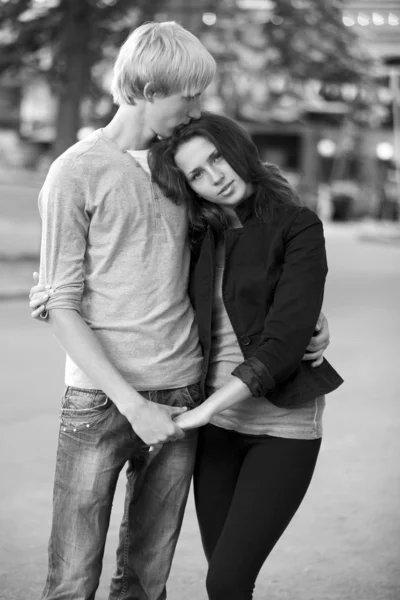 Mladý pár na ulici města. — Stock fotografie