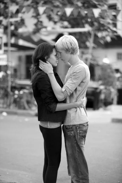 Młoda para całuje na ulicy — Zdjęcie stockowe