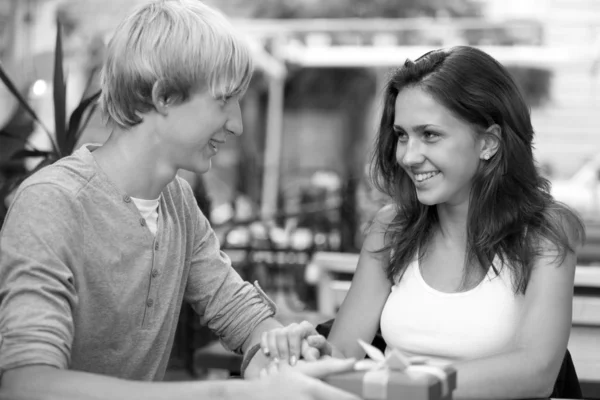 The young man and girl in the cafe — Stock Photo, Image