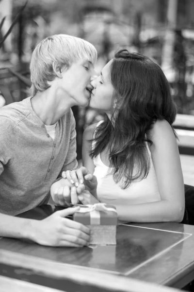 Genç adam ve kız Café — Stok fotoğraf