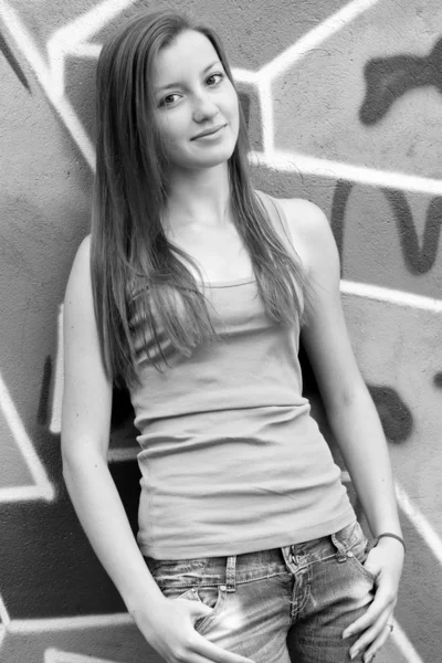 Stile teen ragazza vicino graffiti sfondo . — Foto Stock