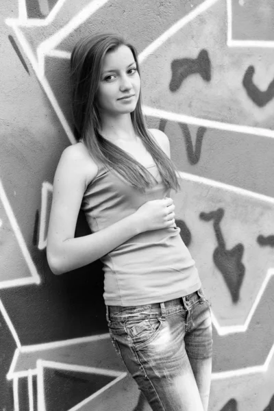 Stile teen ragazza vicino graffiti sfondo . — Foto Stock