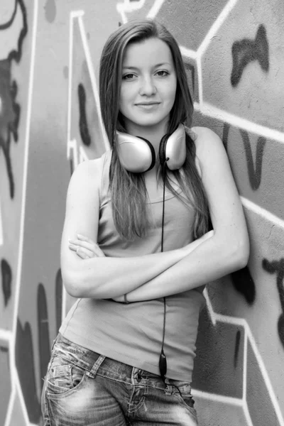 Dospívající dívka stylu poblíž graffiti pozadí. — Stock fotografie