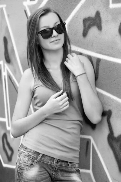Estilo menina adolescente perto de fundo grafite . — Fotografia de Stock
