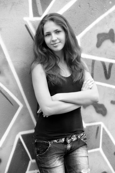 Dospívající dívka stylu poblíž graffiti pozadí. — Stock fotografie