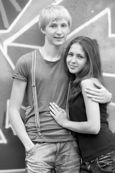 Estilo adolescente casal perto de fundo grafite . — Fotografia de Stock