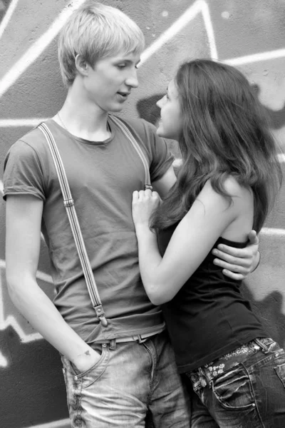 Style teen couple near graffiti background. — Stock Photo, Image