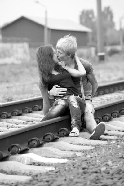 Um casal a beijar-se no comboio. Foto urbana . — Fotografia de Stock