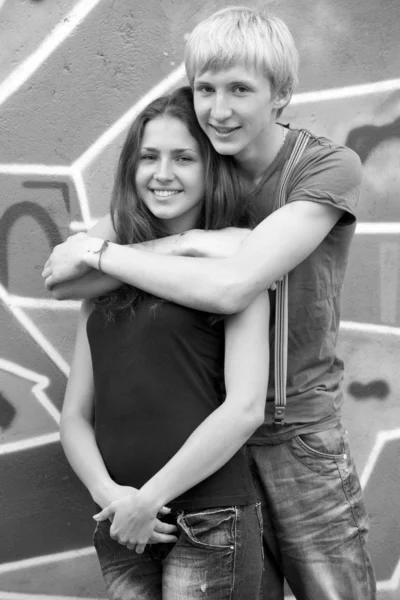 Style teen couple near graffiti background. — Stock Photo, Image