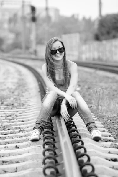 Tiener meisje met koptelefoon op spoorwegen. — Stockfoto