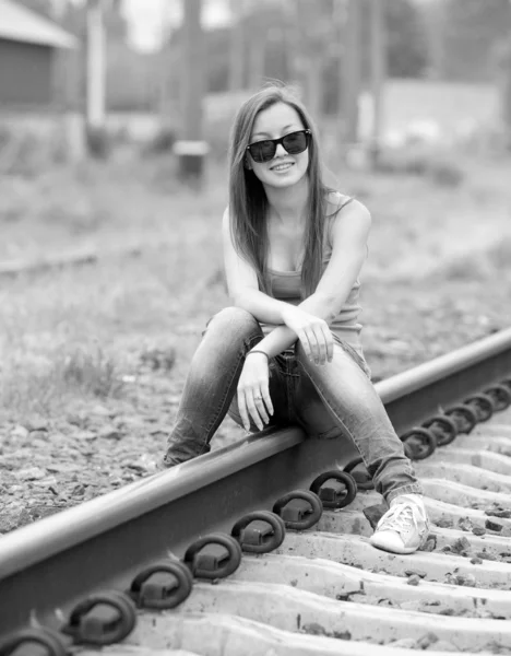 Teen flicka med hörlurar på järnvägar. — ストック写真
