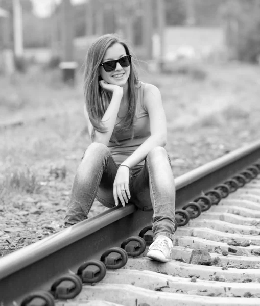 Teen flicka med hörlurar på järnvägar. — ストック写真