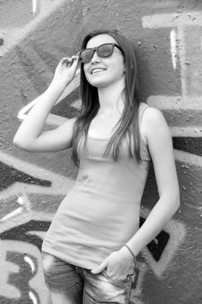 Стильная девушка-подросток на фоне граффити . — стоковое фото