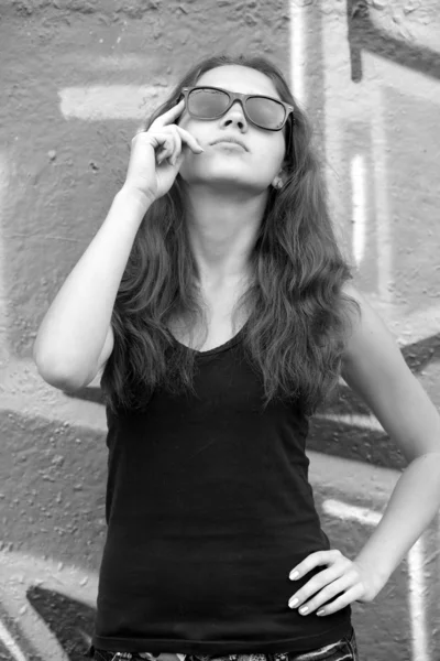 Güneş gözlüğü yakınındaki graffiti arka plan stili genç kız. — Stok fotoğraf