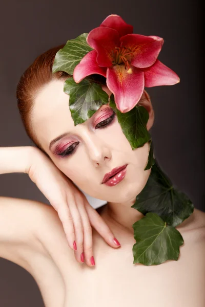Retrato de niña pelirroja con flor y maquillaje . —  Fotos de Stock