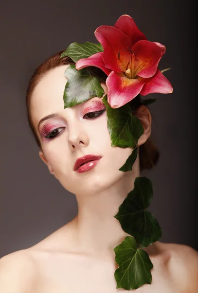 A virág és a make-up, a vörös hajú lány portréja. — Stock Fotó