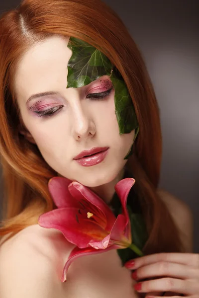 Portrait de fille aux cheveux roux avec fleur et maquillage . — Photo