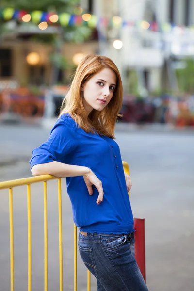 Stílus vörös hajú lány az utcán — Stock Fotó
