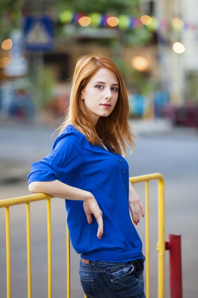 Stil rödhårig flicka på gatan — Stockfoto