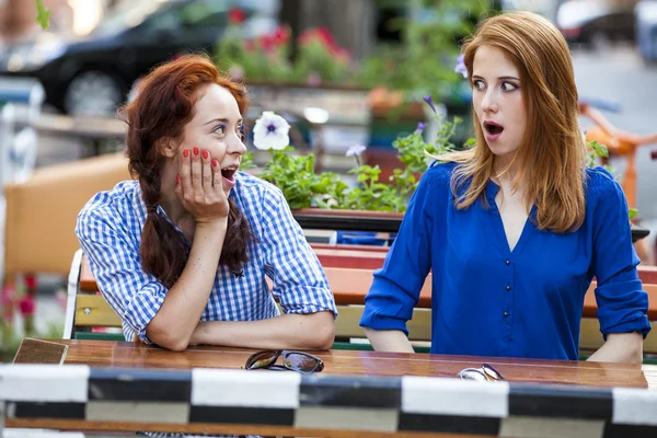 Két lány pletykál a kávézóban. — Stock Fotó