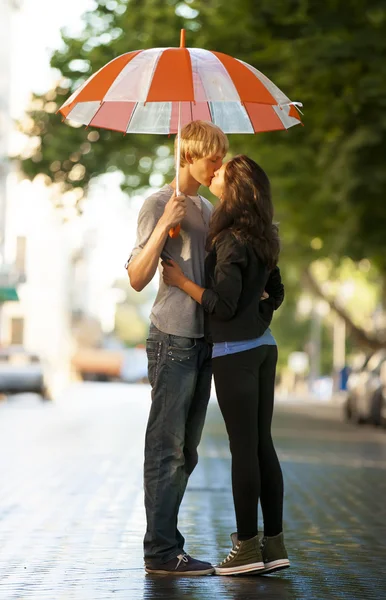 Jovem casal na rua da cidade com guarda-chuva — Fotografia de Stock