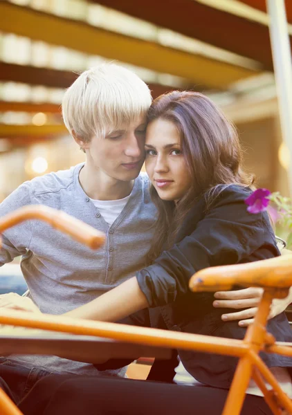 Молодой человек и девушка в кафе — стоковое фото