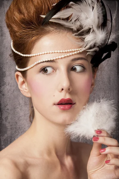 Verrast roodharige meisje met rococo haarstijl op vintage backgro — Stockfoto