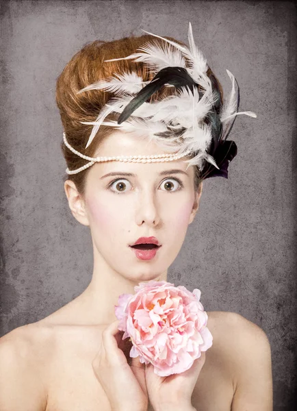 Здивована руда дівчина з стилем волосся рококо та квіткою у вині — стокове фото