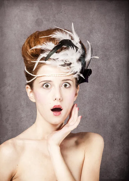 Chica pelirroja sorprendida con estilo de pelo rococó en backgro vintage —  Fotos de Stock