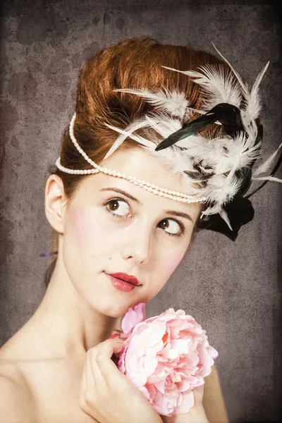 Chica pelirroja con estilo de pelo rococó y flor en backgr vintage — Foto de Stock