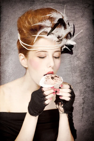 Kızıl saçlı kız Rokoko saç stili ve Studio vintag, pasta — Stok fotoğraf